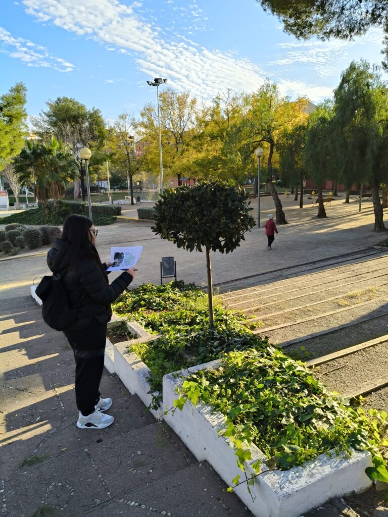 Alumnat a la sortida d'identificació de plantes a Can Sellarès