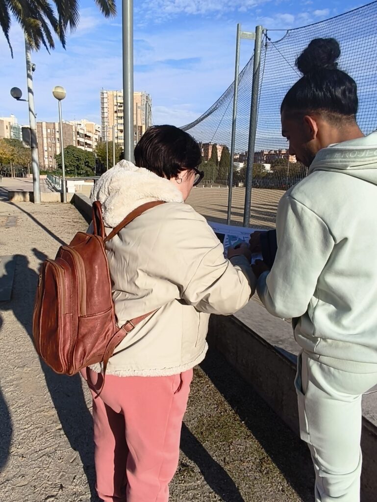 Alumnat a la sortida d'identificació de plantes a Can Sellarès
