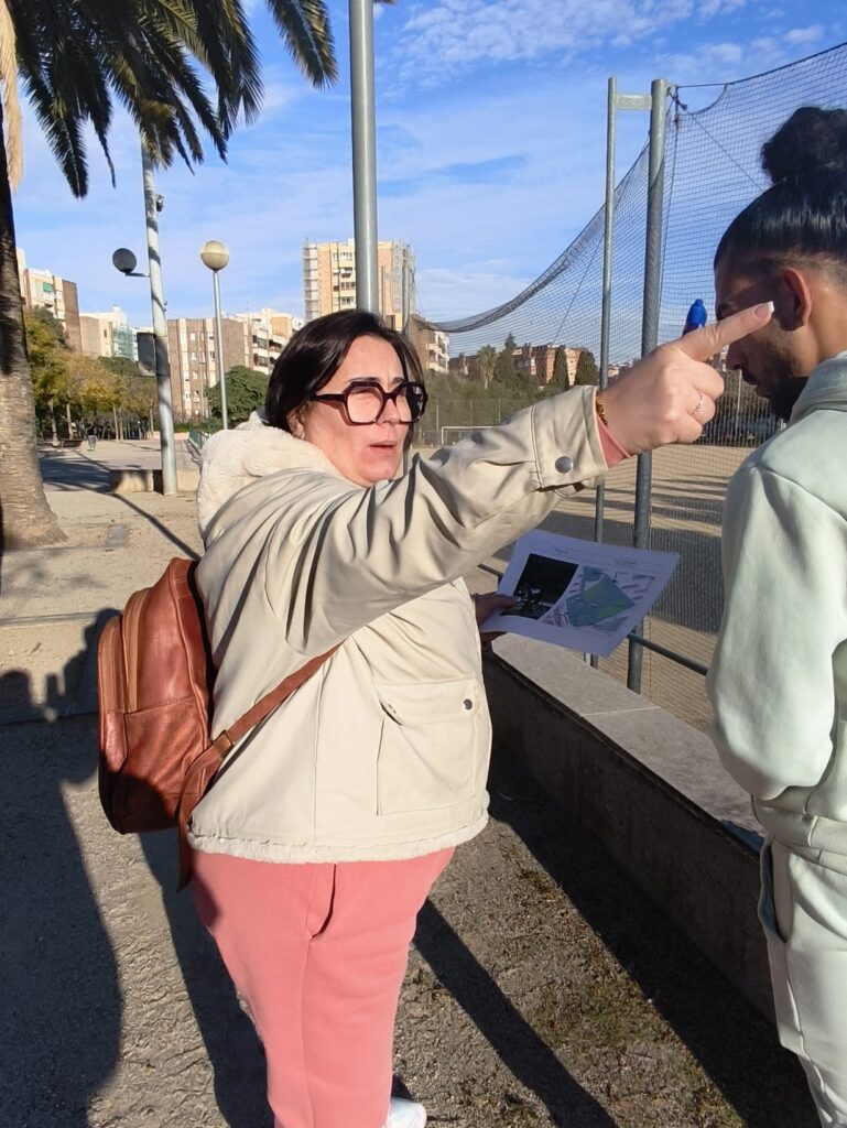 Alumnat a la sortida d'identificació de plantes a Can Sellarès