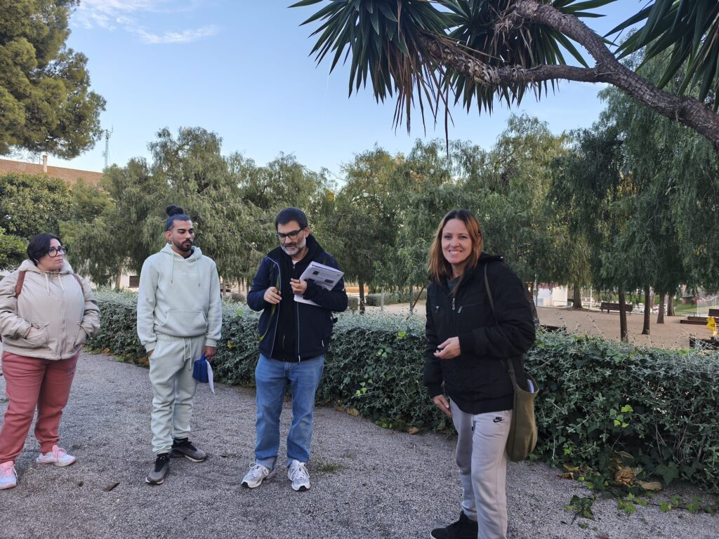 Alumnat a la sortida d'identificació de plantes a Can Sellarès