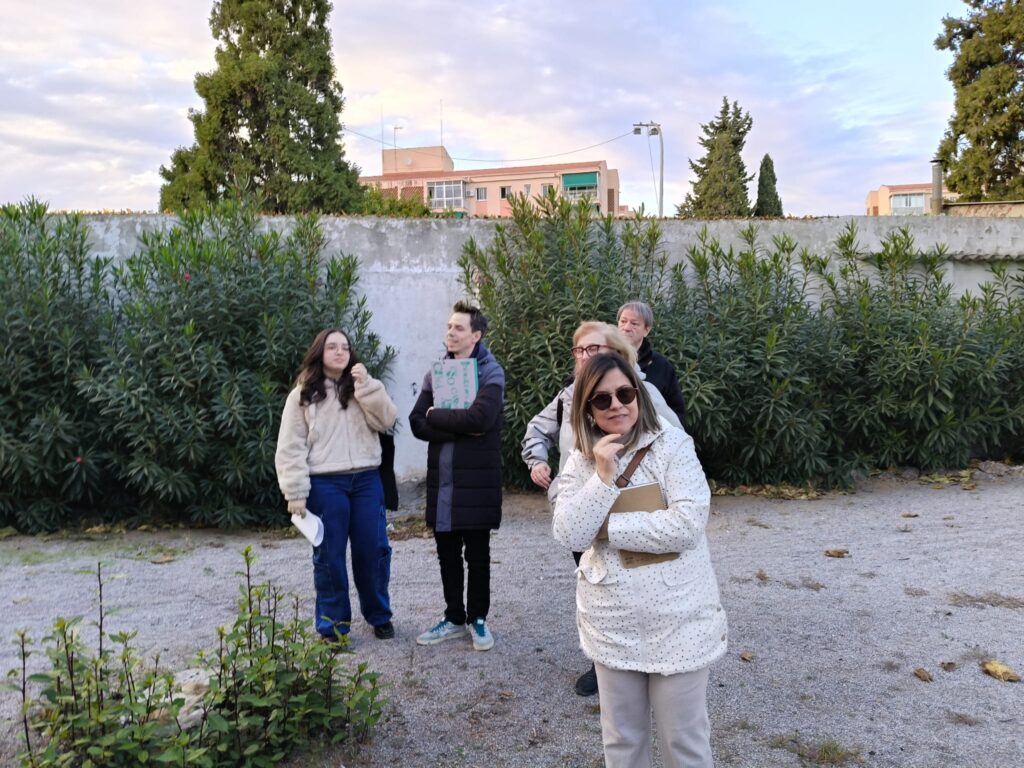 Alumnat a la sortida d'identificació de plantes a Can Sellarès
