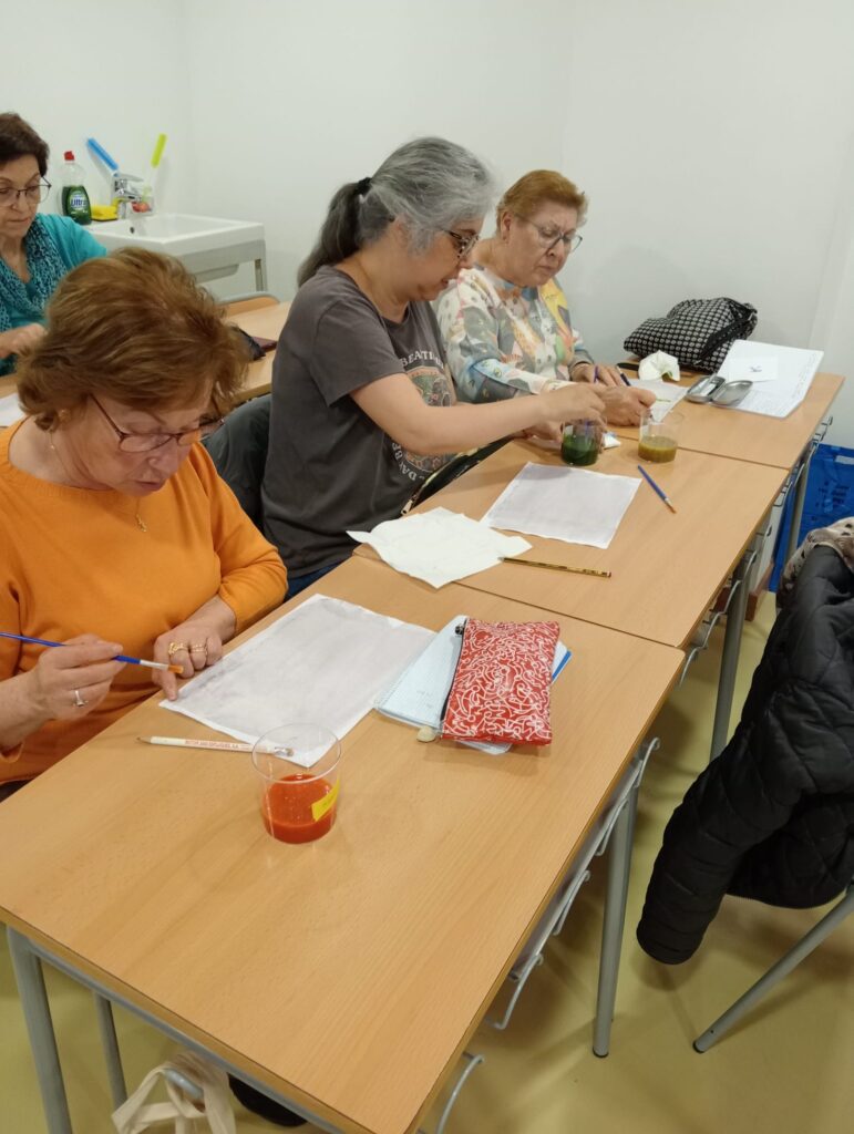 Alumnat de Dietètica i Nutrició fent una pràctica de laboratori