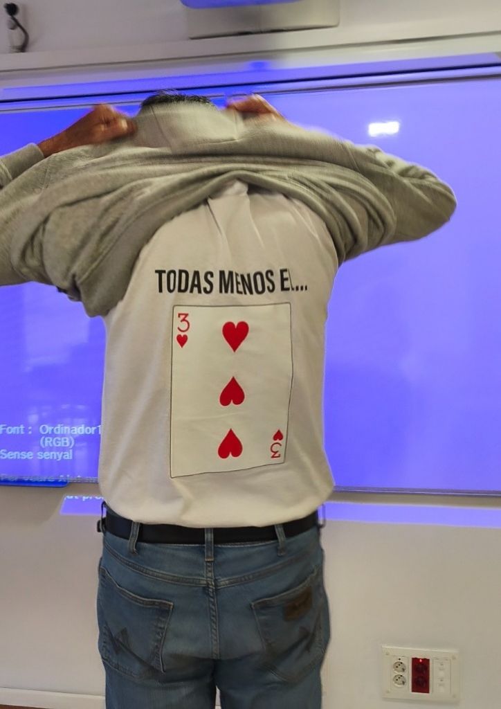 En Mario mostra el resultat del truc de màgia