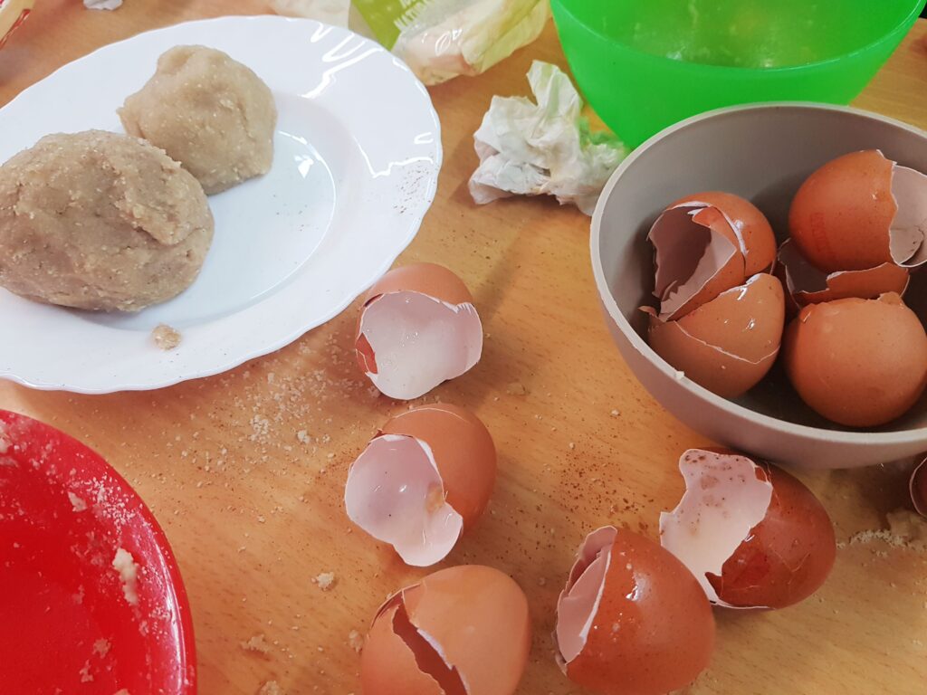 Mireu com hem preparat les Fires...fent panellets.