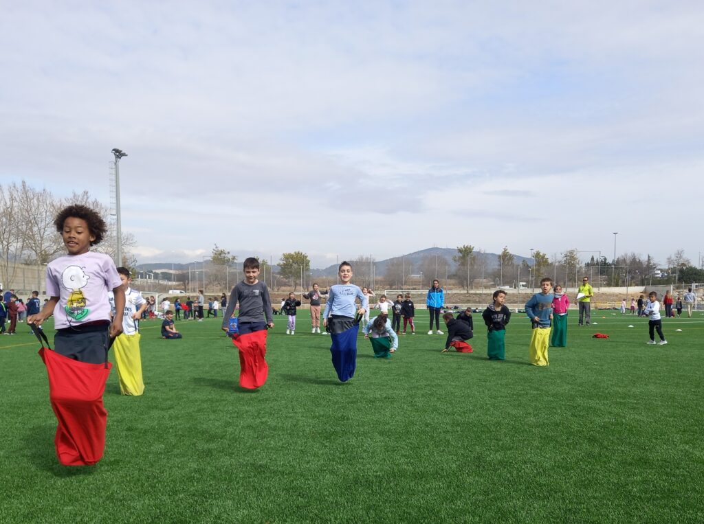 Aquest matí els nens i nenes de 2n hem anat al camp de futbol del Vilanova i hem participat a una activitat organitzada pel Consell Esportiu del Garraf. Hem compartit amb altres escoles de la comarca diferents "Jocs tradicionals". Hem jugat a la xarranca, hem fet cursa de sacs, hem saltat corda, hem jugat a gomes, al mocadoret, al pica-mans, al twister, al pica-paret...