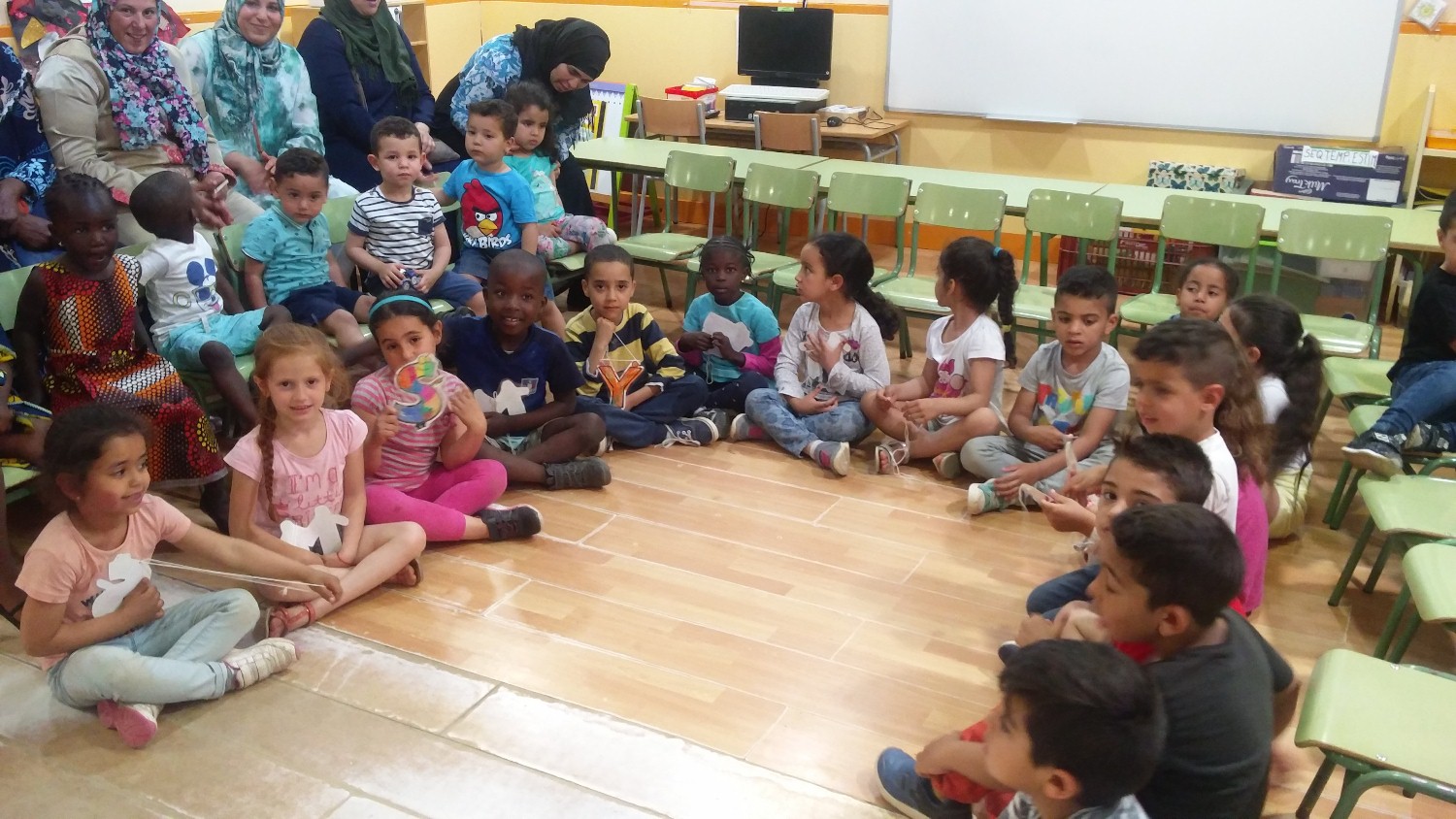 Els nens i nenes de P5 canten una cançó i reciten un poema