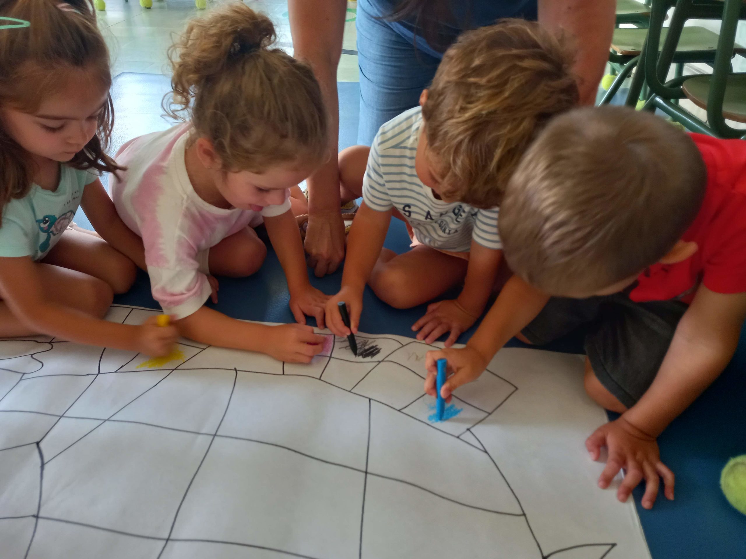 Entre tots pintem l'Elmer.