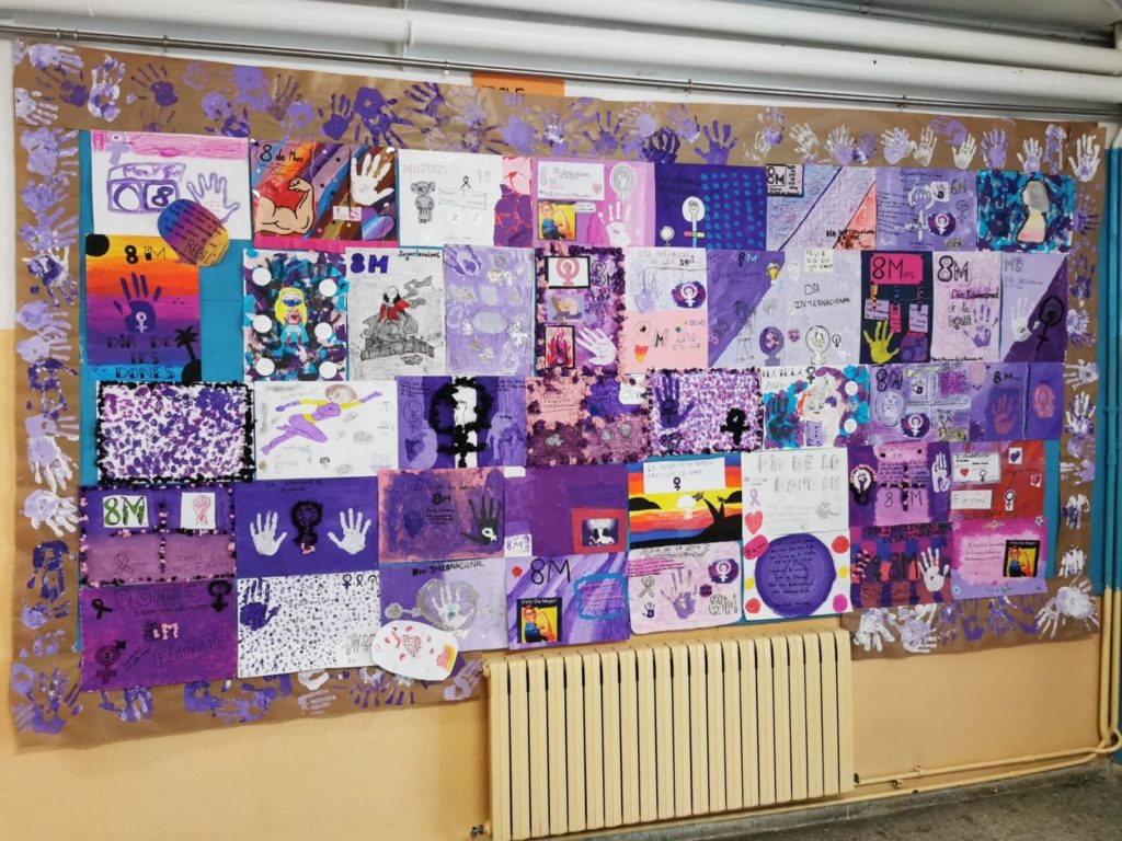 L'alumnat de cicle superior han realitzat un mural per treballar i reflexionar sobre el dia internacional de la dona. Han buscat informació, frases fetes, simbols i han realitzat la seva producció, utilitzant diferents tècniques i materials. Finalment han fet el mural situat al vestíbul de l'escola. Han estat molt creatius i han après moltes coses.