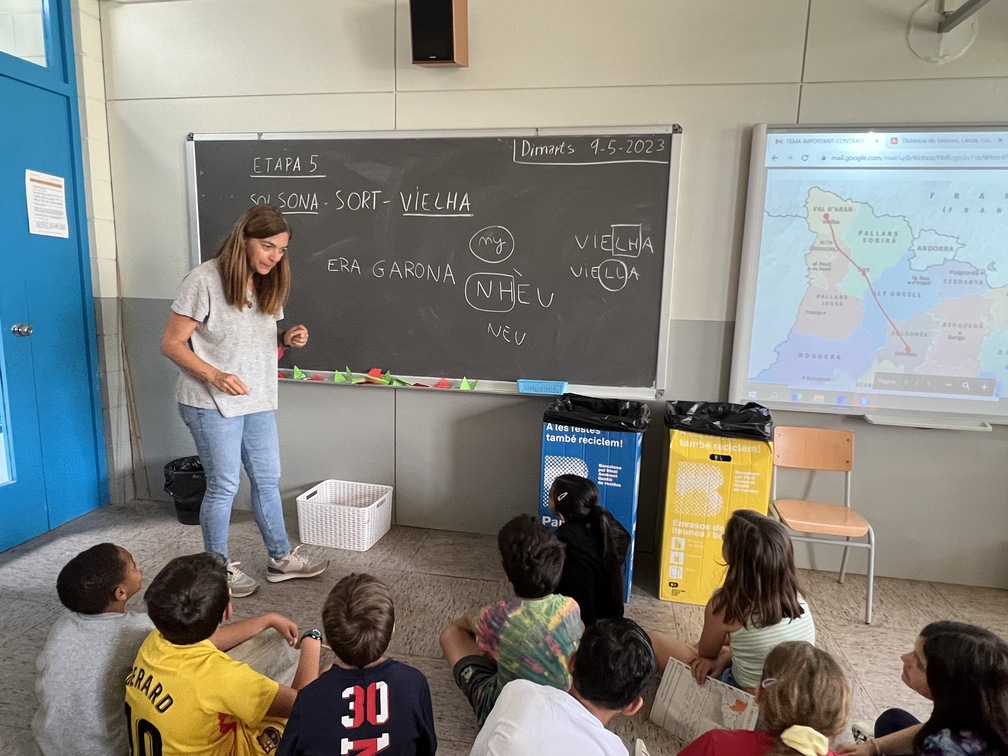 una mestra i alumnes