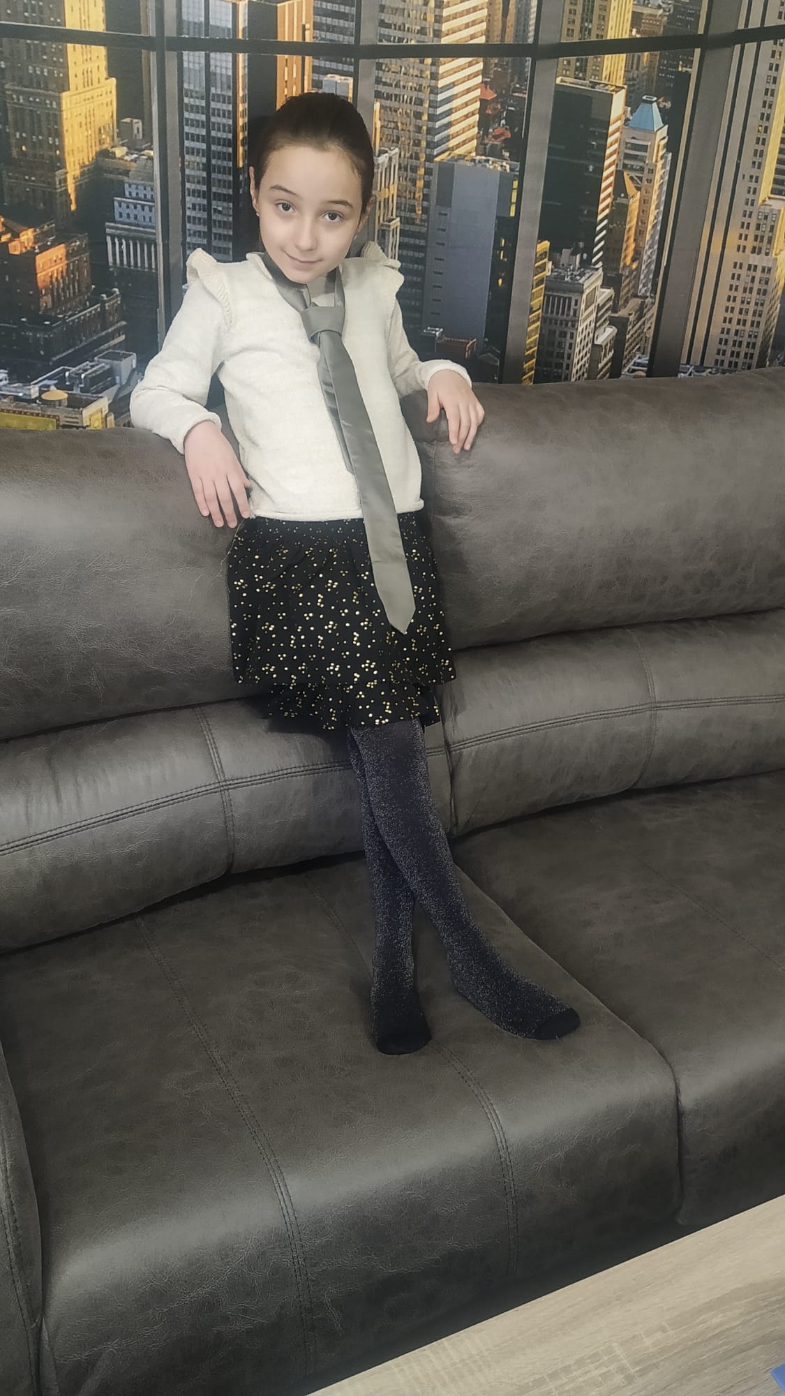 POSA’T UNA CORBATA I UNA FALDILLA