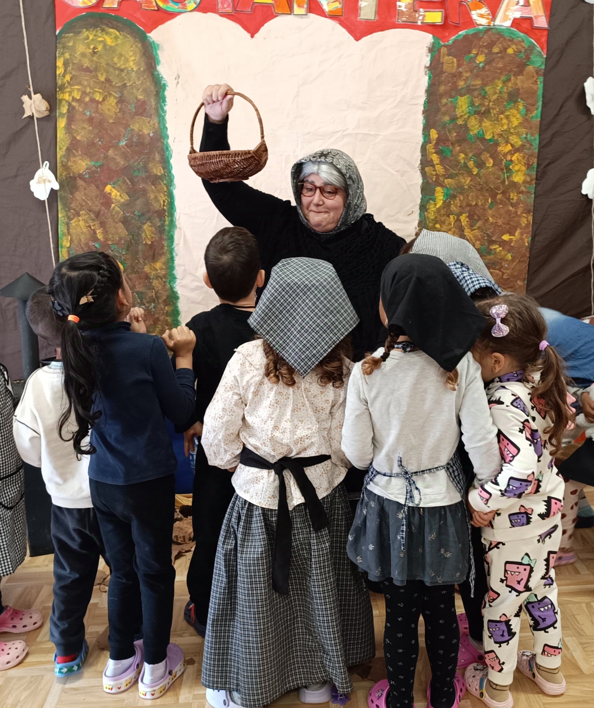 Castanyera regala cistell ple de castanyes