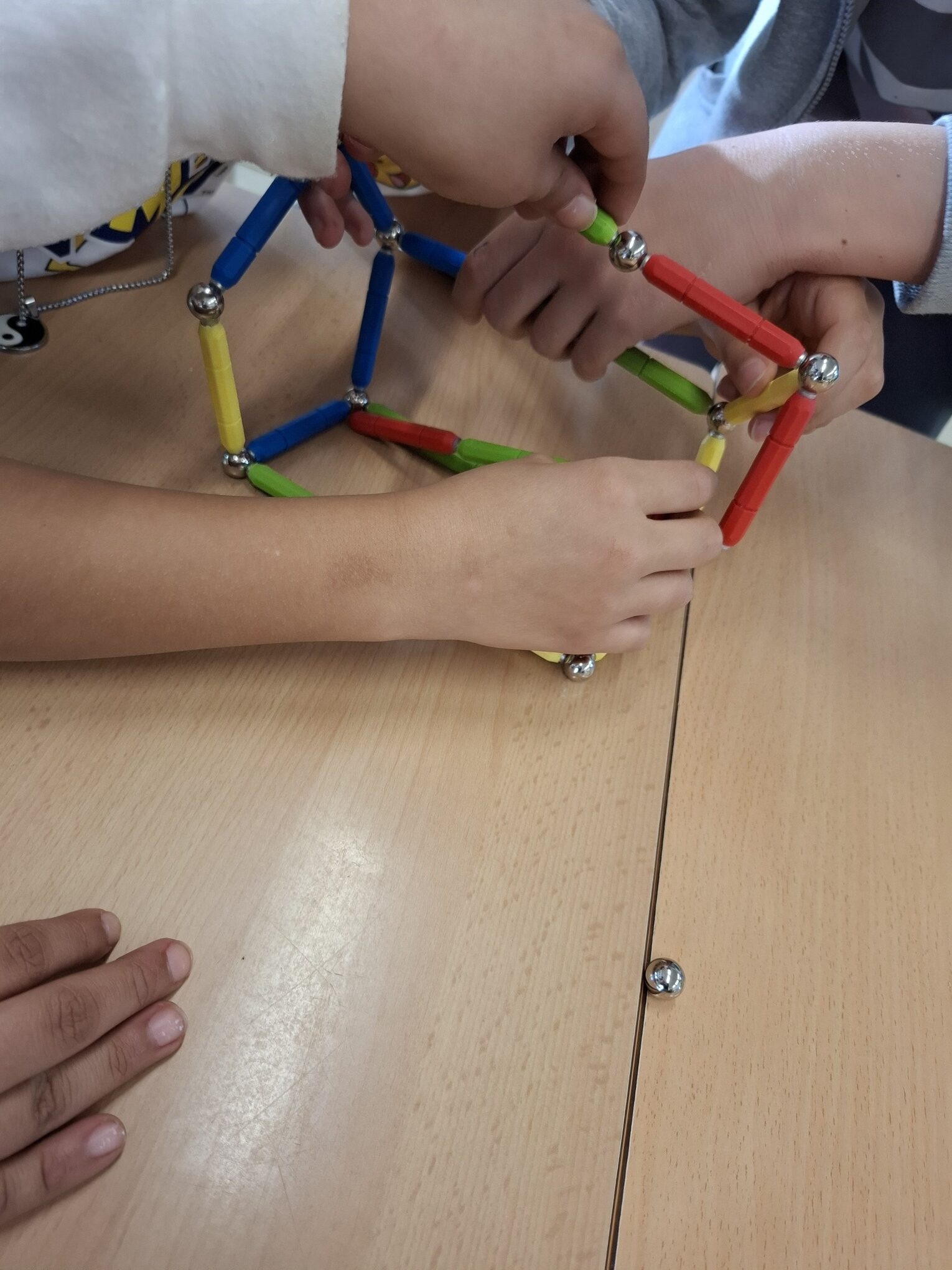 Ens ajudem entre nosaltres per muntar les figures.