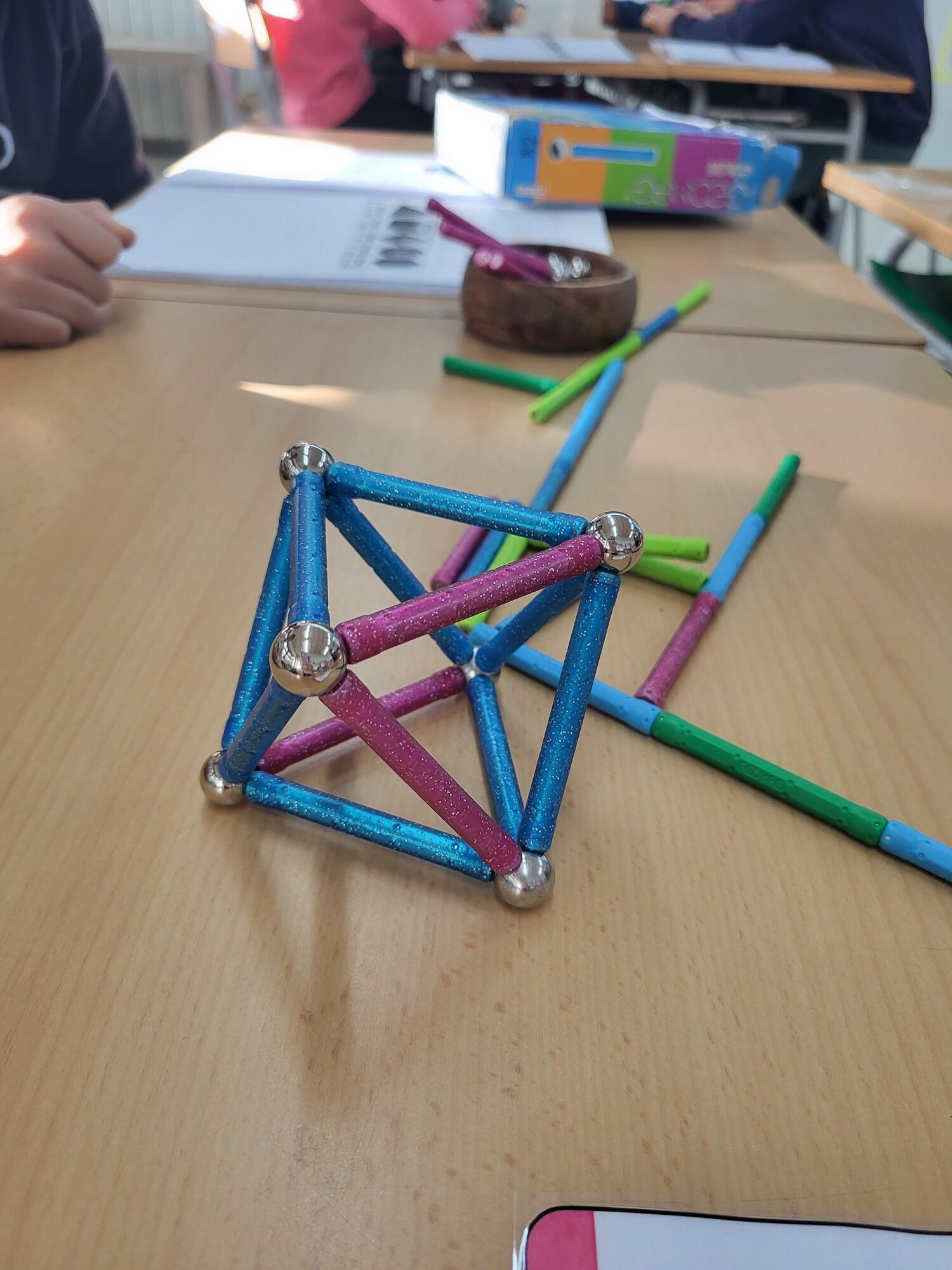 Fem muntatge de poliedres amb el Geomag que ens van portar els Reis Mags.