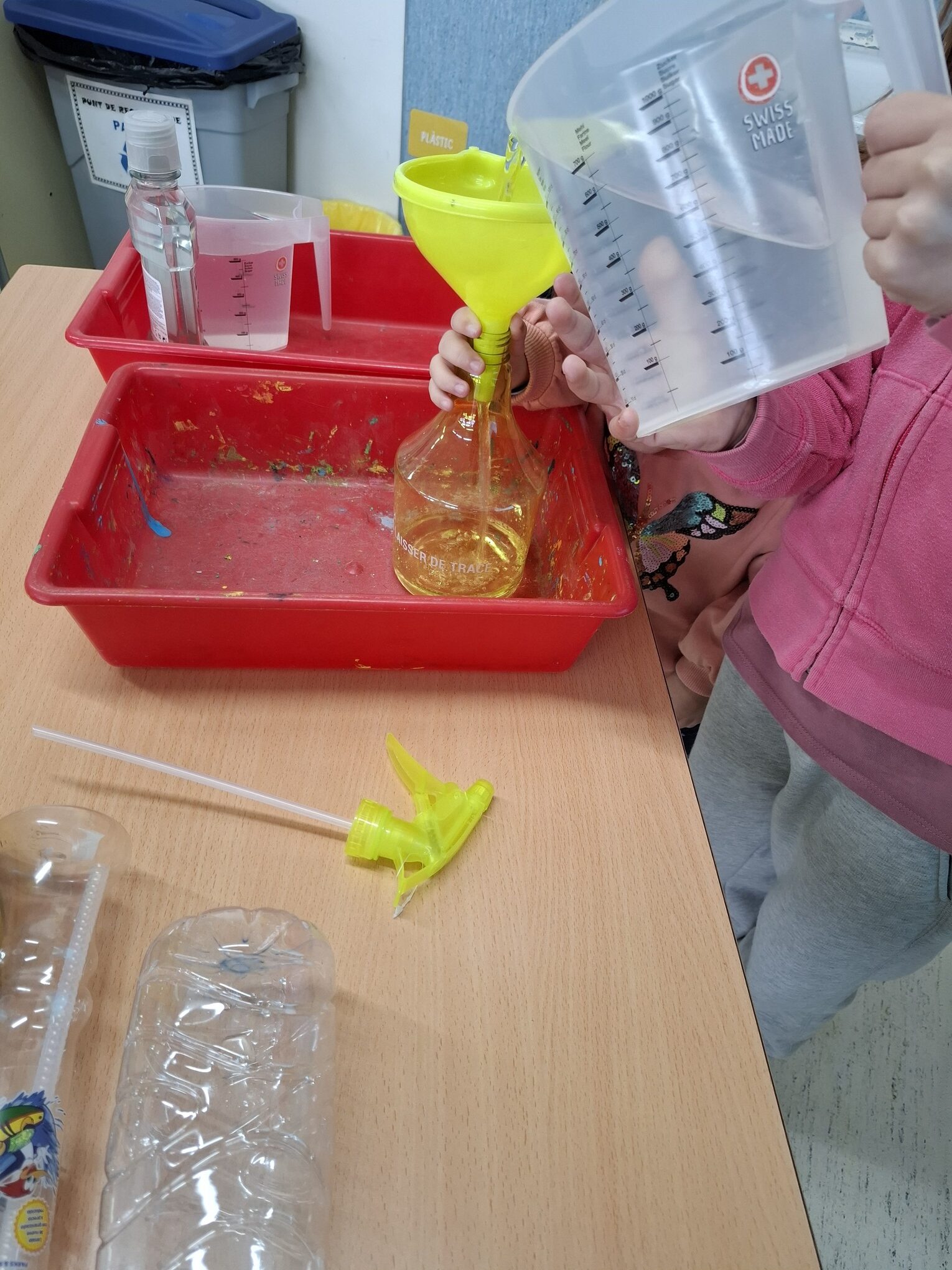 Comprovem la capacitat dels recipients experimentant amb el transvasament d'aigua.