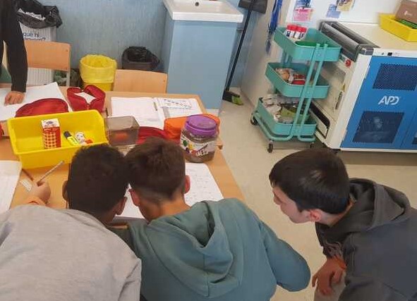 Estimem quina pot ser la massa dels objectes i ho comprovem amb una bàscula.