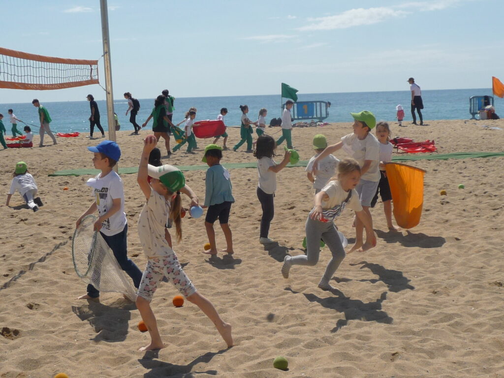 Jugant junts a la sorra de la platja