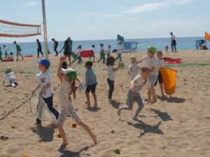 Jugant junts a la sorra de la platja