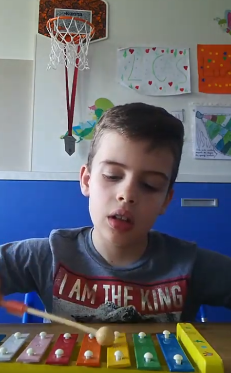 En Lucas tocant el xilòfon!