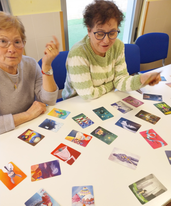 Dos alumnes parlant sobre la qüestió de l'ajuda social.