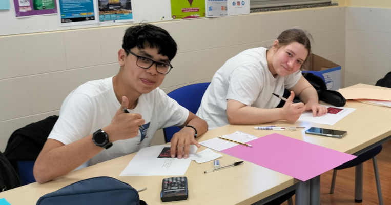 Portada Alumnes gaudint la creació poètica i l'escriptura.