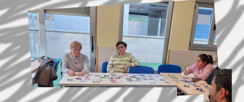 Alumnes en plena conversa sobre una situació imaginària.
