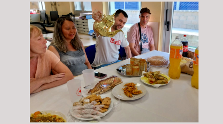 Servint el tè marroquí.