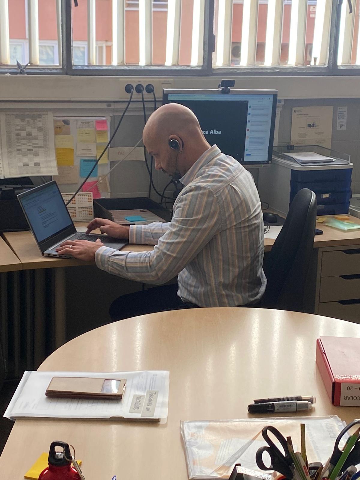 Treballant a la sala de profes