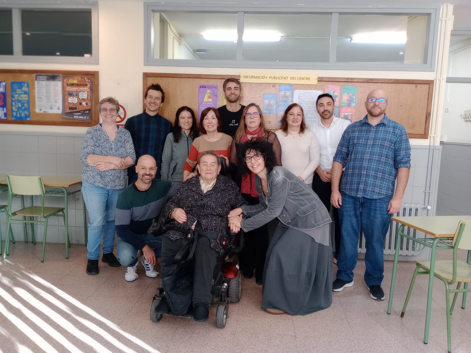 L'equip docent amb la Vicenta, col·laboradora de luxe