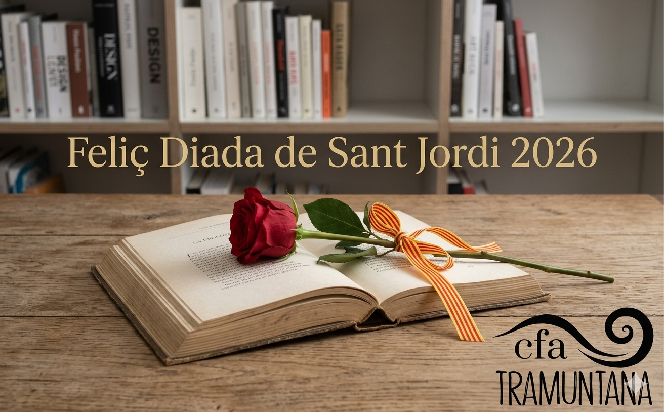Llibreria amb llibres, sobre una taula un llibre amb una rosa