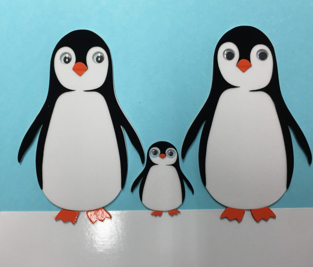 Il·lustració en relleu de tres pingüins.