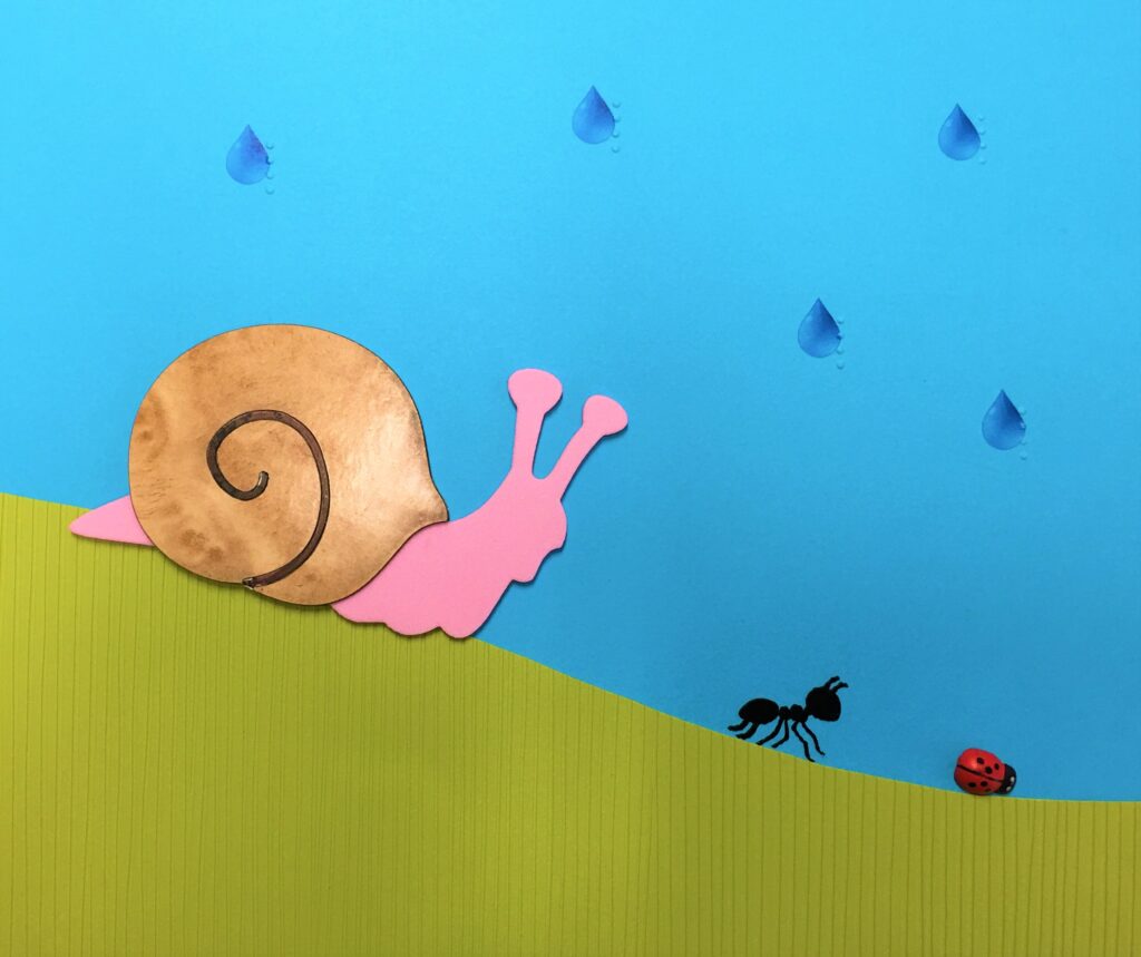 Il·lustració en relleu d'un cargol, una formiga i una marieta sota la pluja.