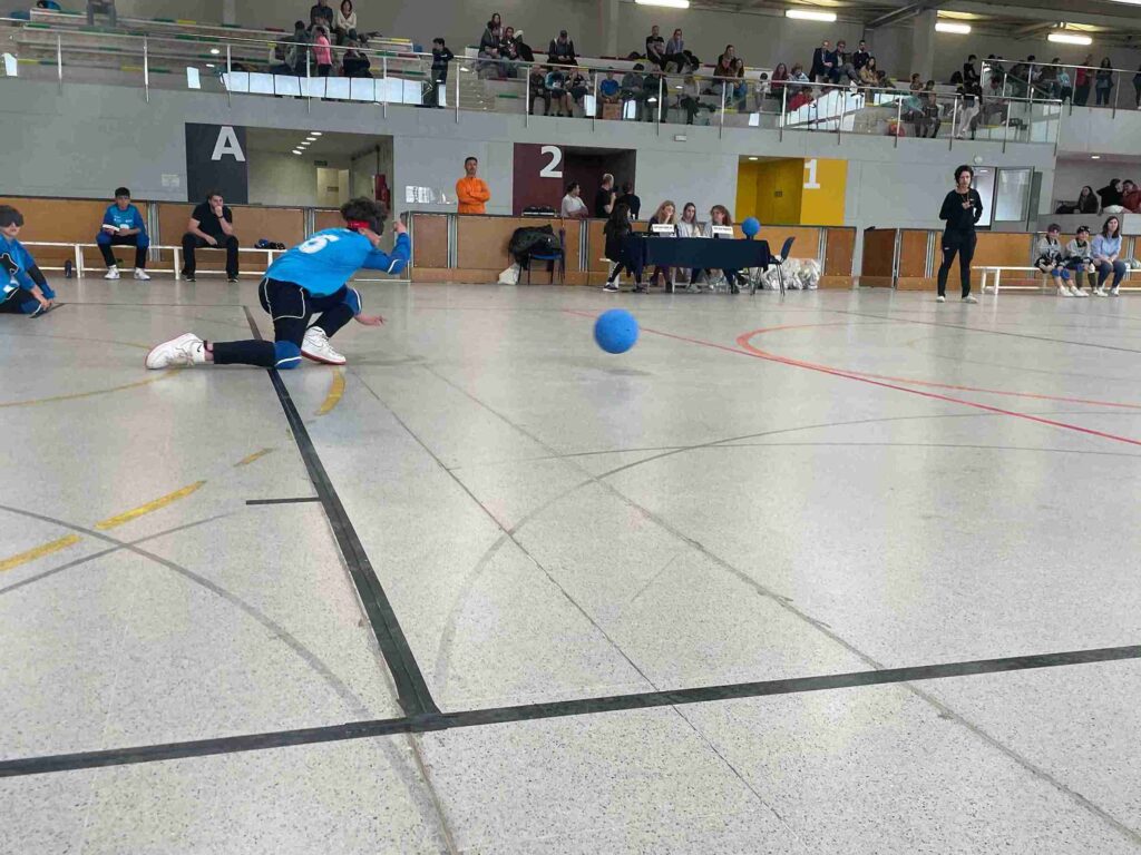 jugador de l'equip blau llançant la pilota