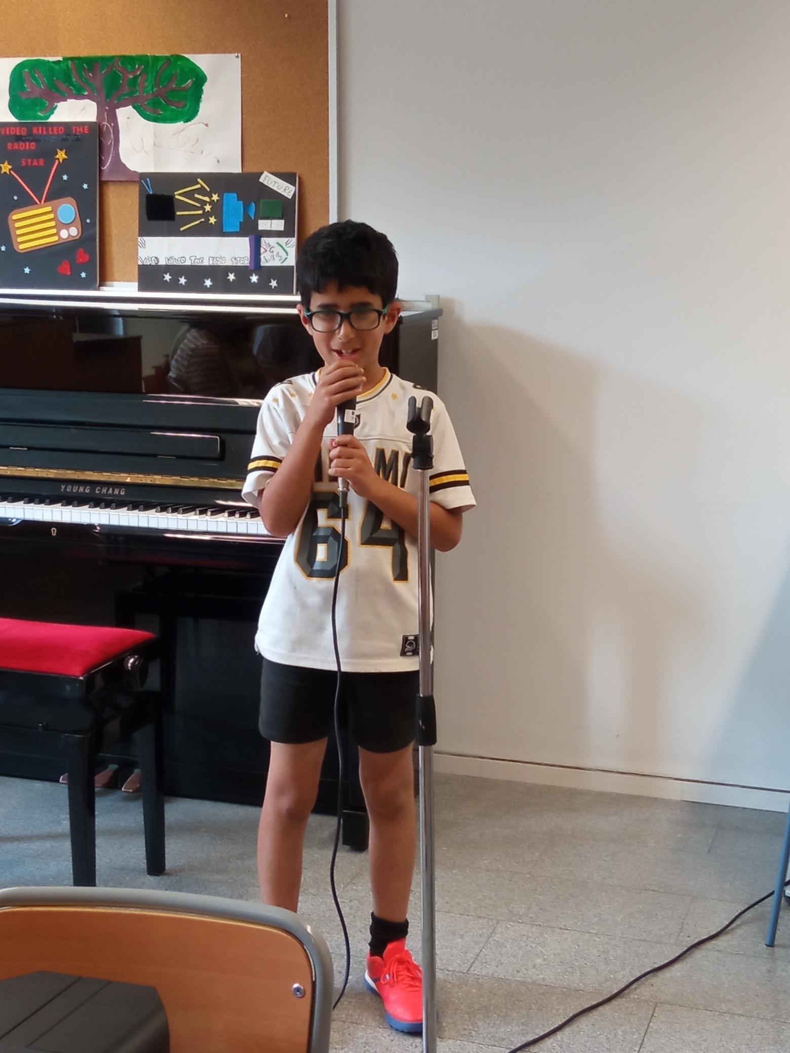 Alumne a l'aula de música