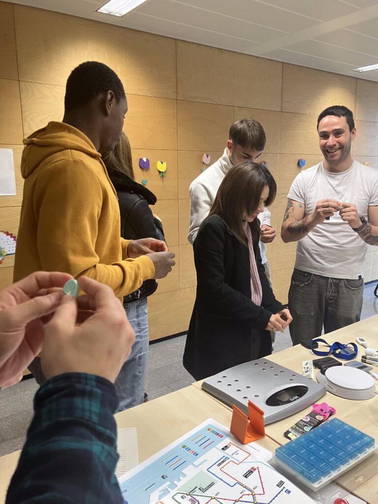 Alejandro Calvo ensenyant materials en el Tercer taller: "Què més necessito per ser autònom?"