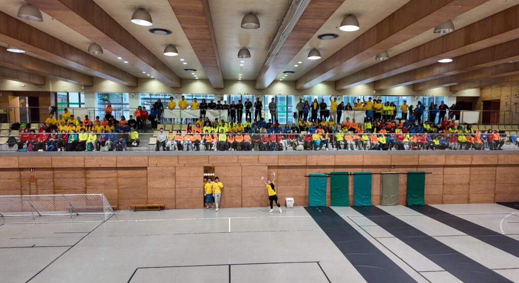 EL total dels participants de la festa de l'esport a la grada del pavelló es veuen els 4 equips amb els 4 colors.