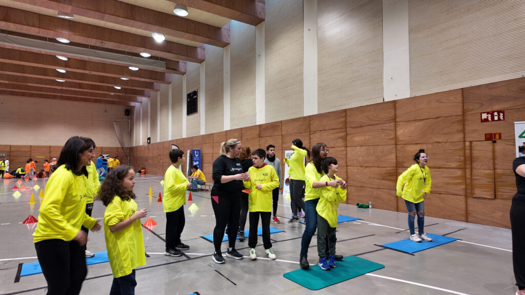 El grup groc de 3r i 4t d'eso preparant la coreografia