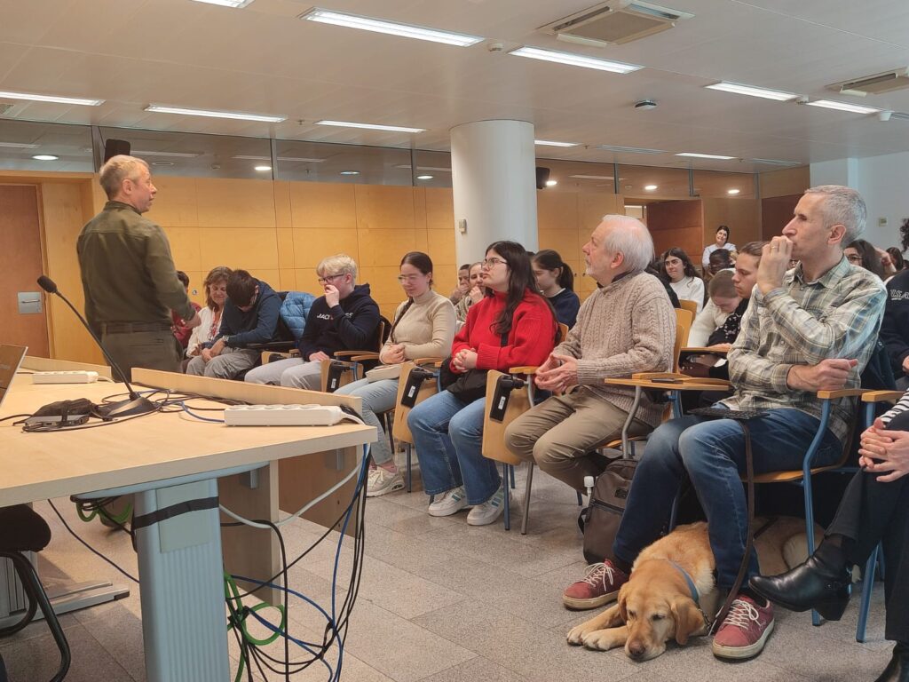 L'Ignasi Terraza ( i alumnes )  escoltant al Jordi Cortiella de la UPC