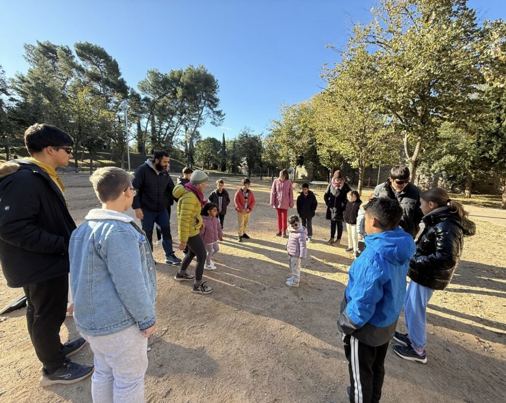 L'Adrià ens ensenya un joc al parc