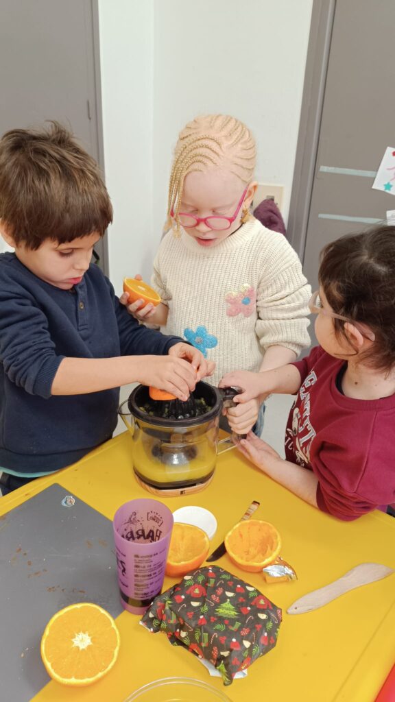 Alumnes fan suc de taronja