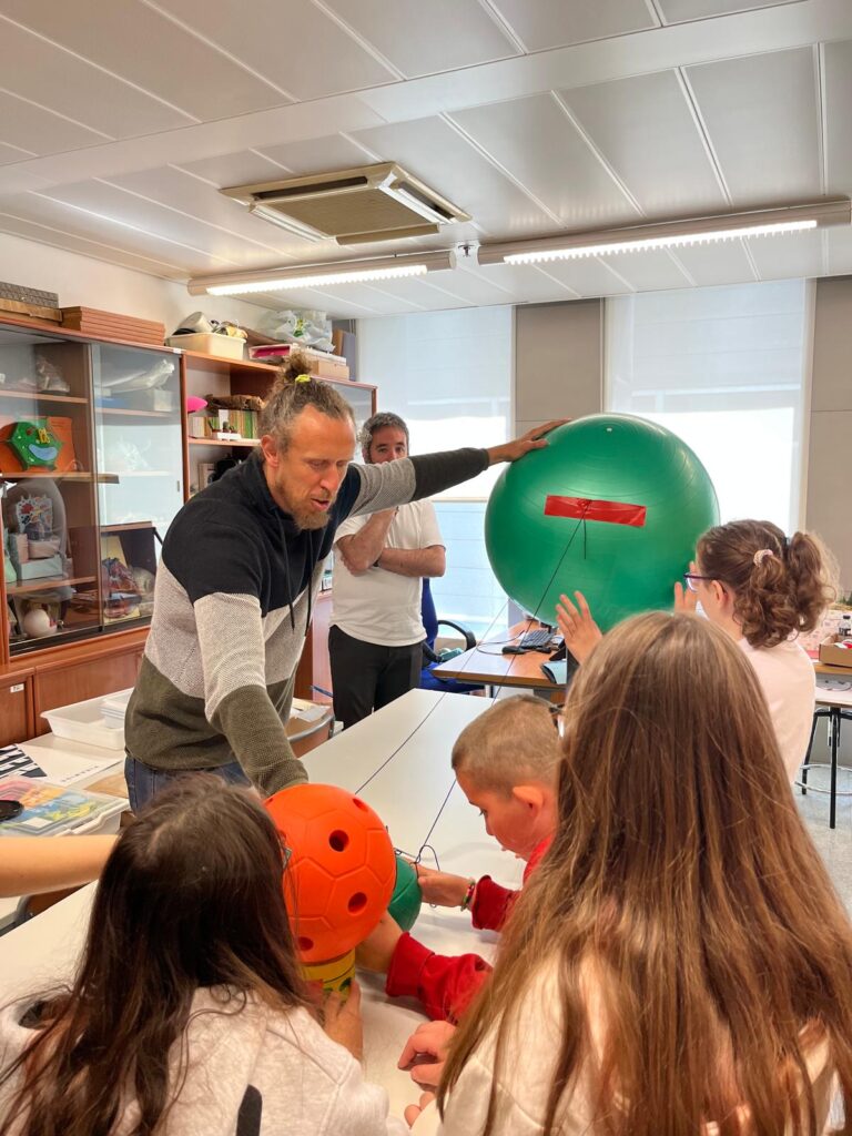 Nois atenent l'xplicació al laboratori del CRE