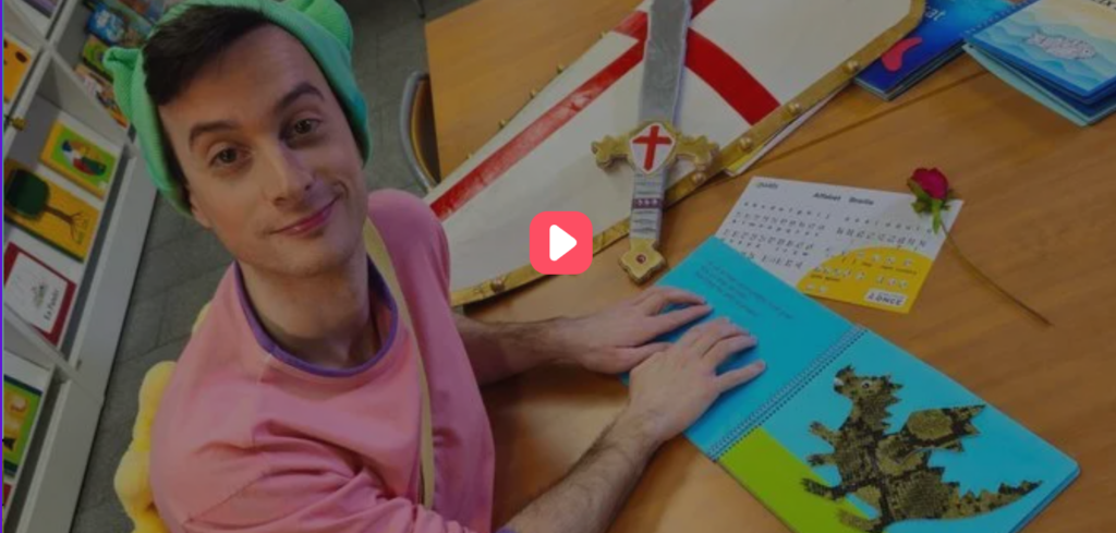 Titó a la biblioteca del CRE