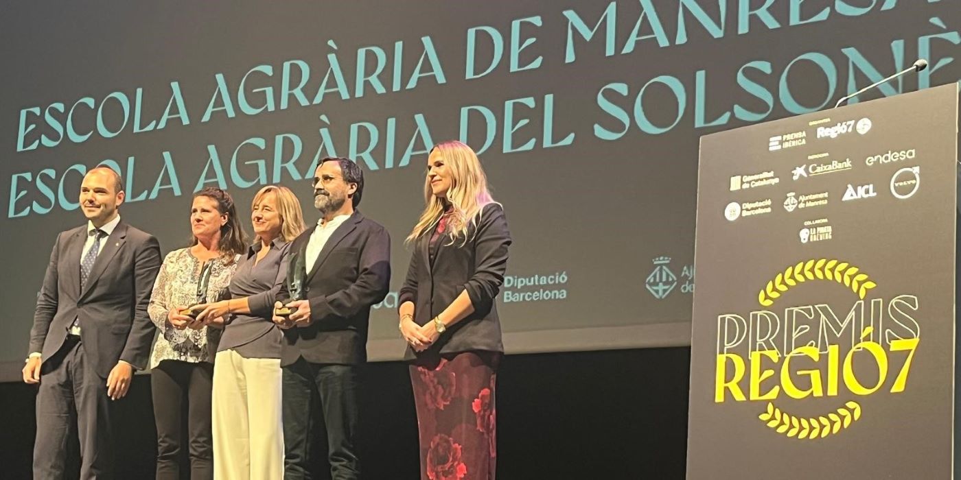 Moment del lliurament del Premi Regió 7 2024 a les escoles agràries del Solsonès i de Manresa
