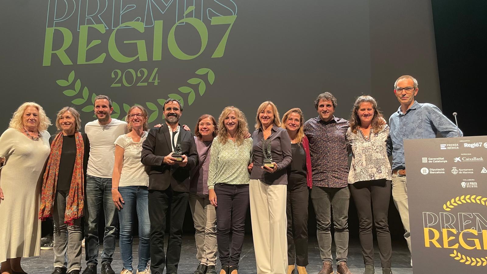 Membres de l'EA Manresa i l'EA Solsonès després de recollir el guardó Actius Socials 2024