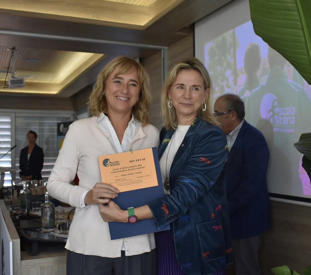 Lliurat per Rosa Cubel, secretària d'Alimentació, el premi va ser recollit per Isabel Rovira, directora de l'EA Solsonès, atès que Oriol Carol no va poder assistir personalment a l'acte | ©️ DARPA