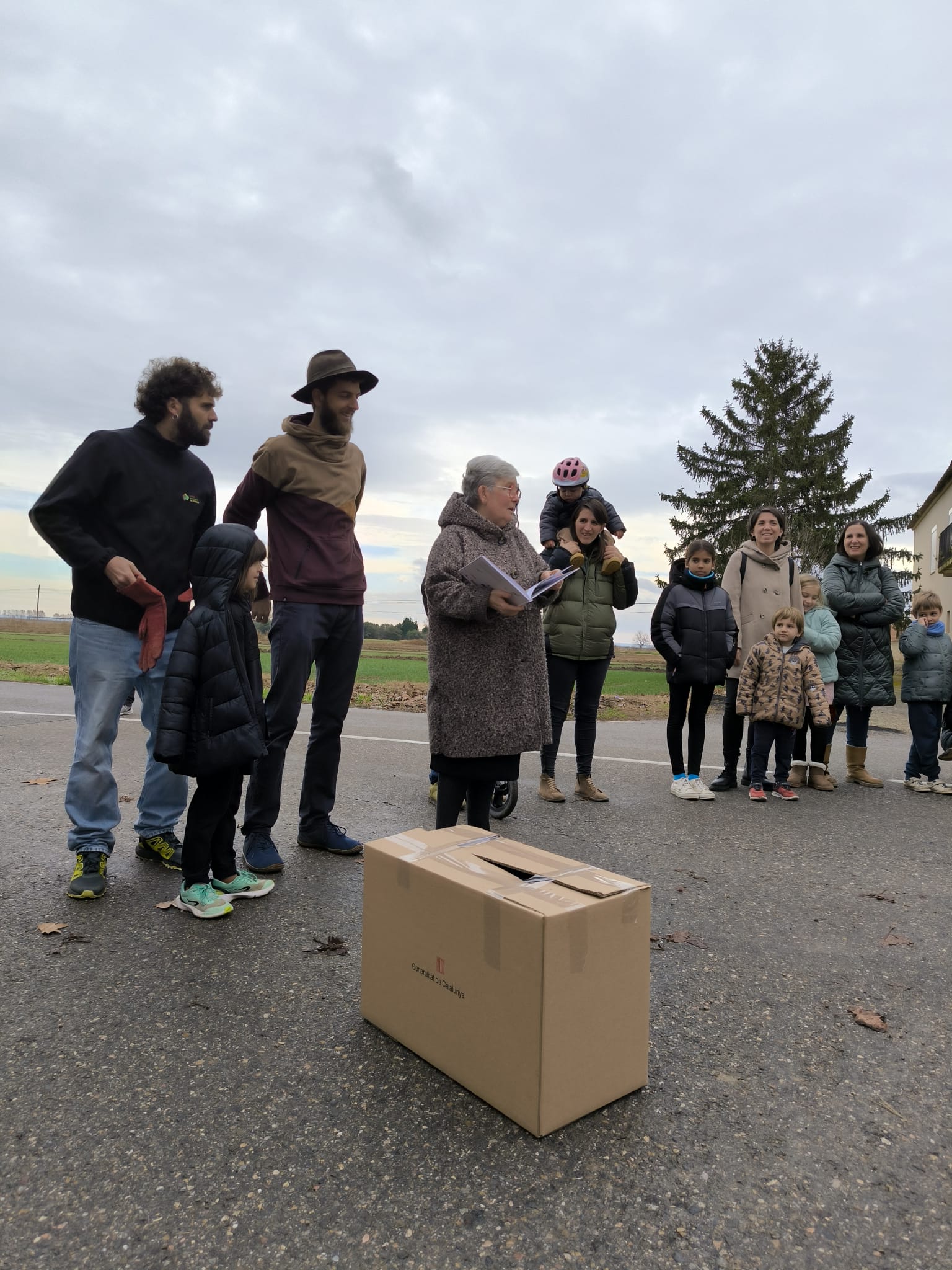 Lola llegint poemma i caixa