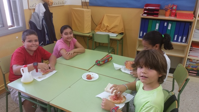 menjant pa amb tomàquet de l'hort