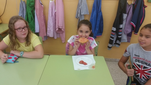 menjant pa amb tomàquet de l'hort