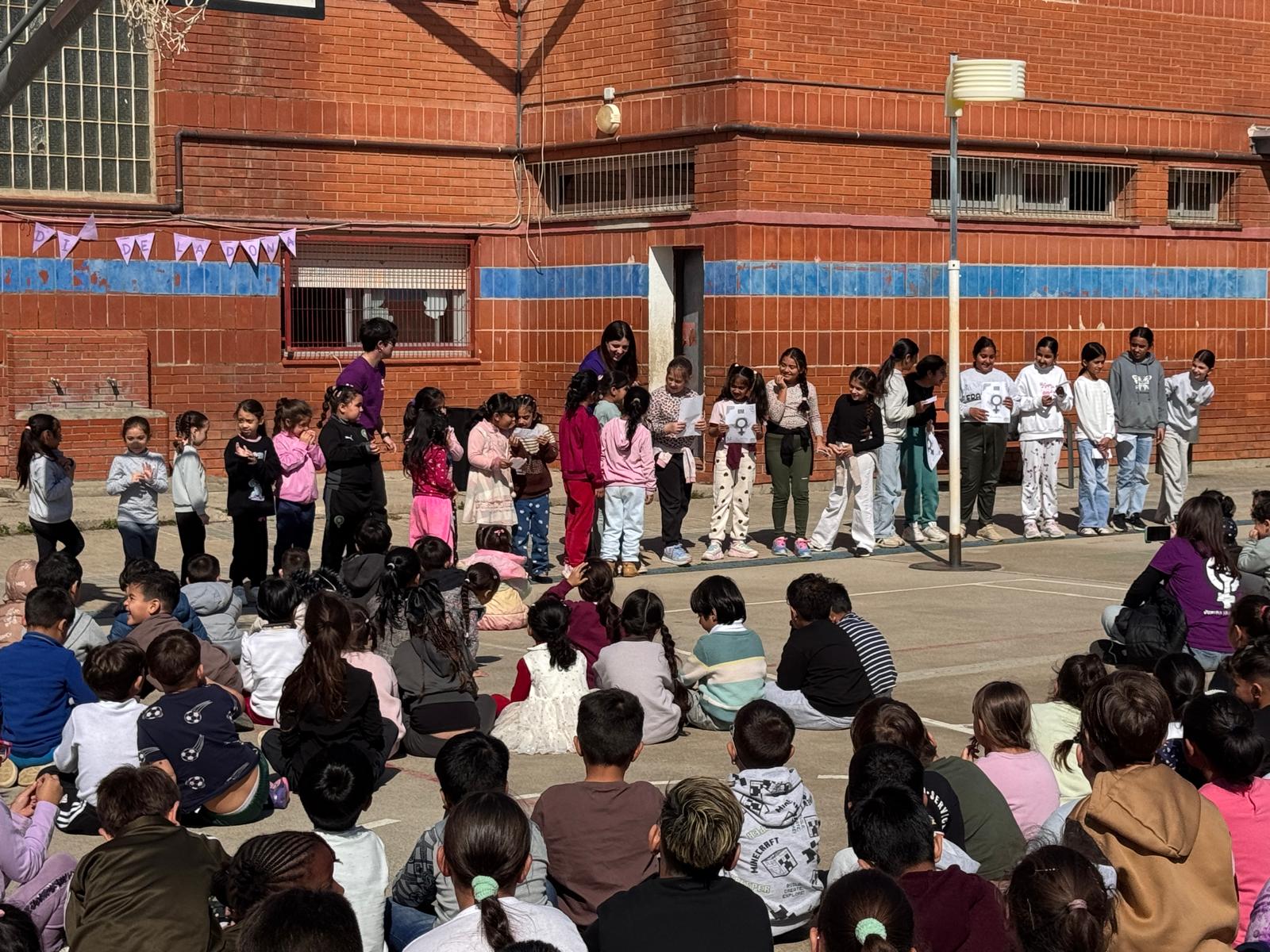 LECTURA DEL MANIFEST A FAVOR DE LES DONES