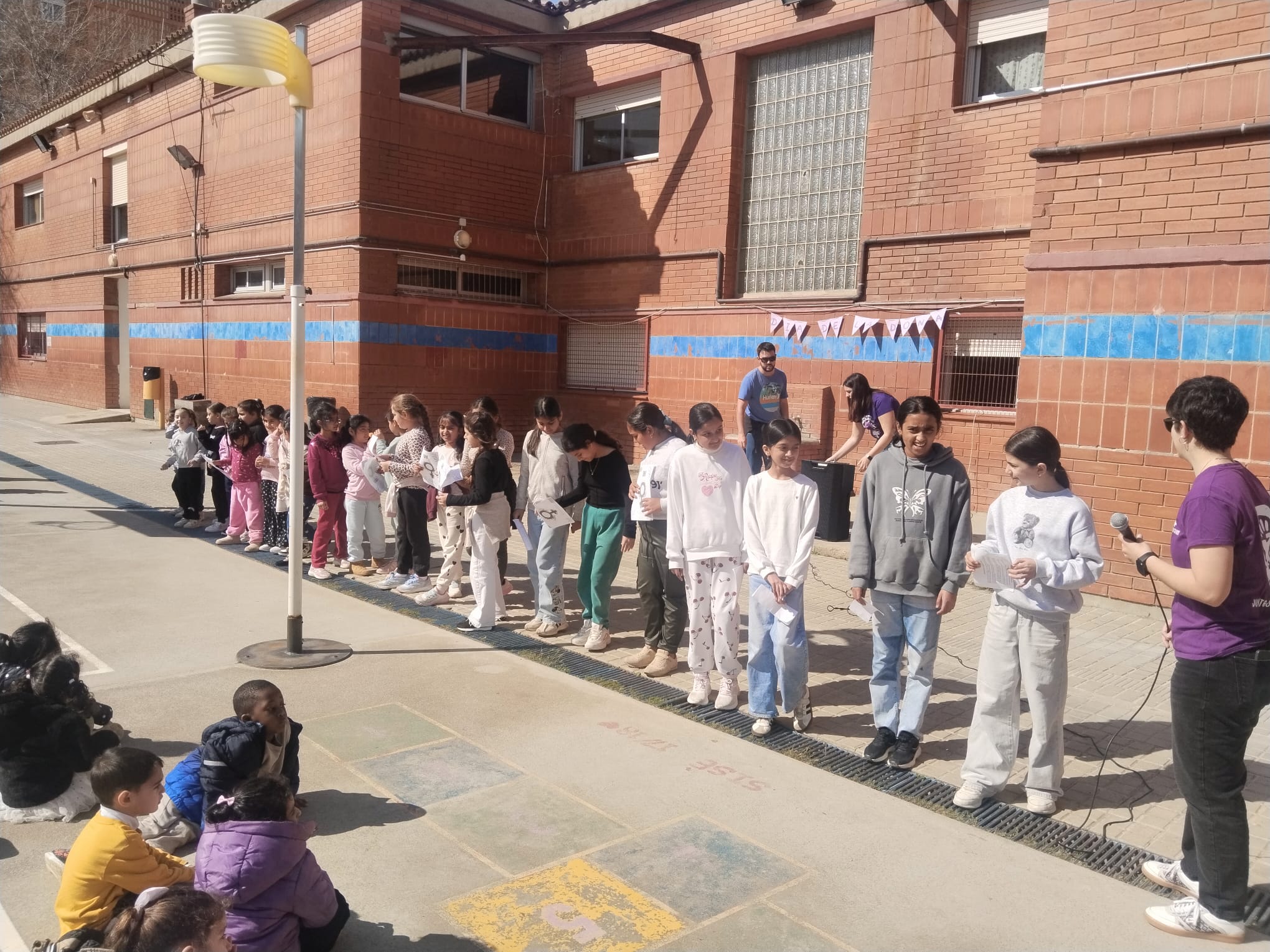 LECTURA DEL MANIFEST A FAVOR DE LES DONES