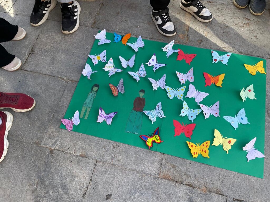 El passat 20 de novembre al matí a la plaça de l'Ajuntament, vam anar a celebrar el Dia Internacional dels Drets dels Infants amb tots els alumnes de 6è de Ripoll.